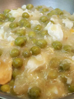 Una foto de Guisantes con huevo escalfado