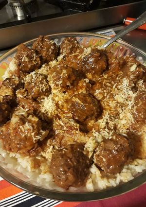 Una foto de Albóndigas a la boloñesa con arroz
