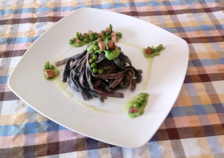 Tagliatelle bicolor con prosciutto e piselli