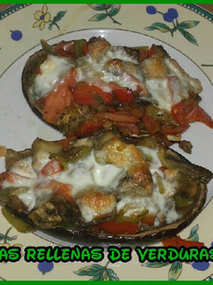 Una foto de 🍆Berenjenas rellenas de verduras al horno