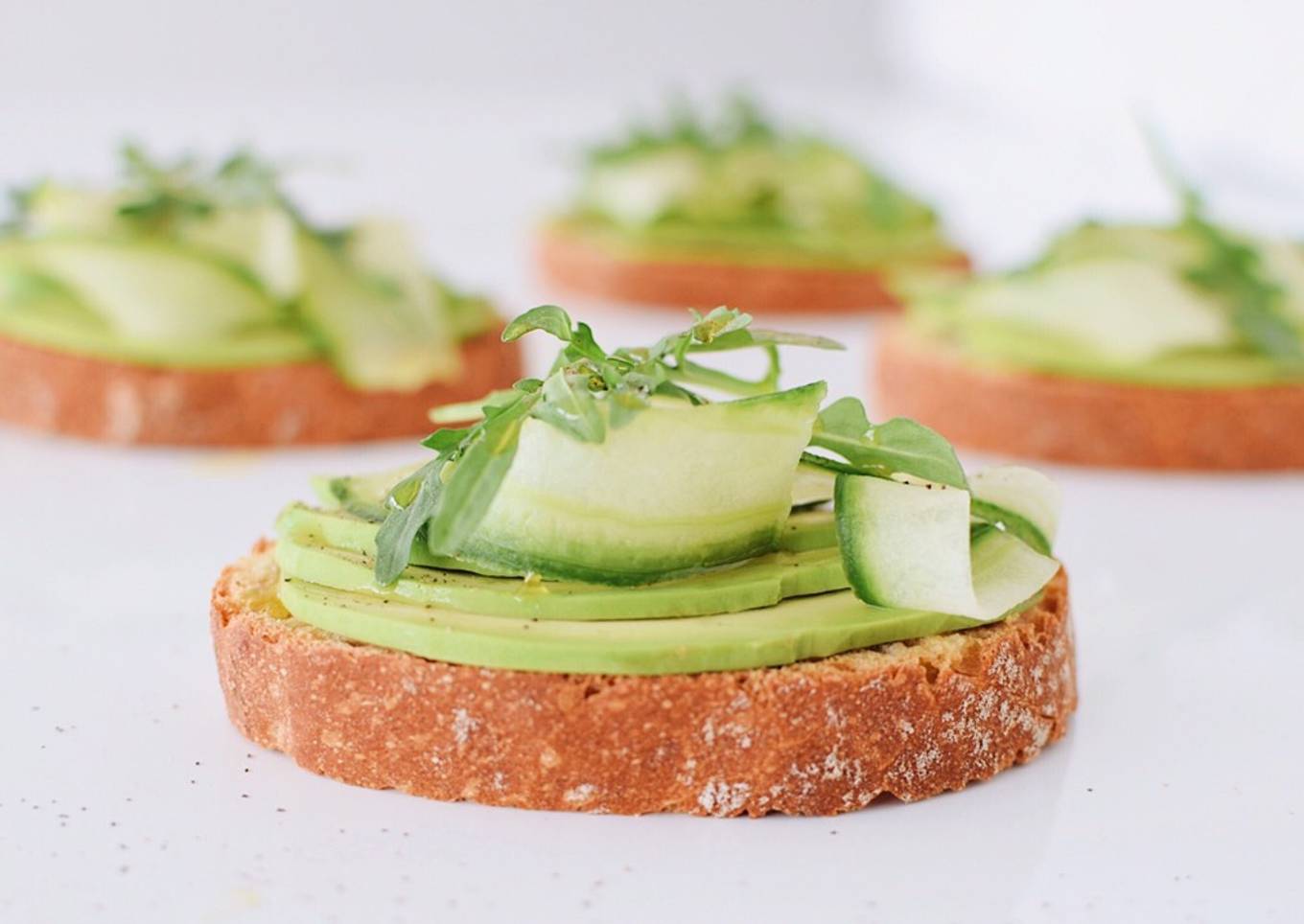 Tostadas de Aguacate y Pepino