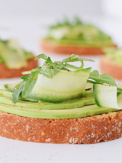 Una foto de Tostadas de Aguacate y Pepino