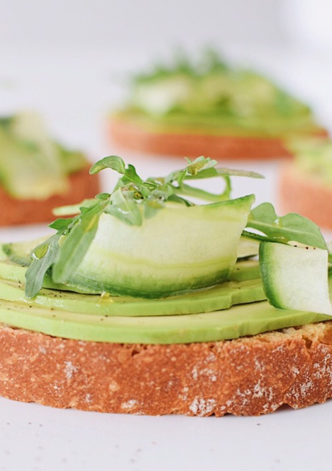 Una foto de Tostadas de Aguacate y Pepino