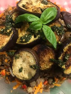 Una foto de Ensalada de lentejas con berenjenas al horno y salsa pesto