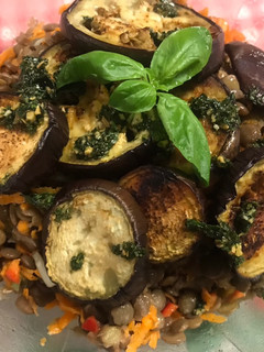 Una foto de Ensalada de lentejas con berenjenas al horno y salsa pesto