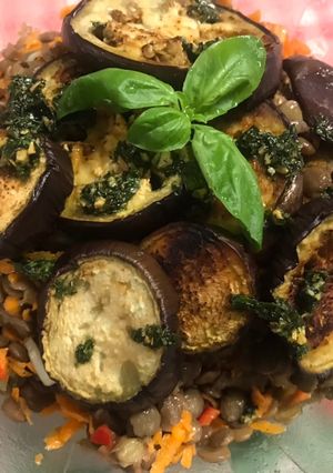 Una foto de Ensalada de lentejas con berenjenas al horno y salsa pesto