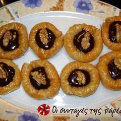 A picture of Chocolate nests with syrup.