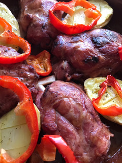 Una foto de Codillo precocinado, con patatas asadas en 7 minutos...y pimiento