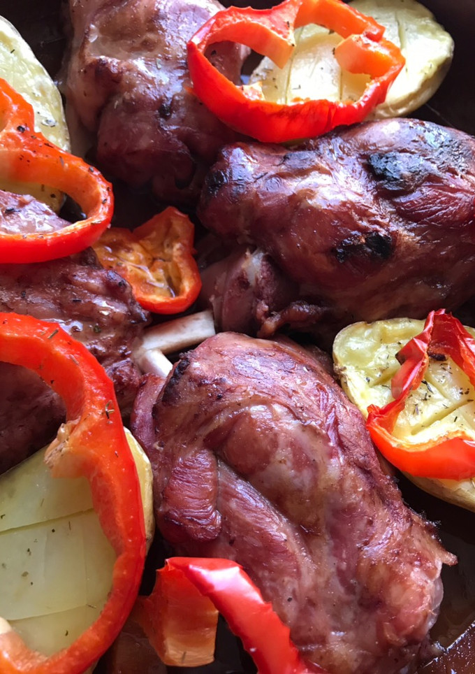 Una foto de Codillo precocinado, con patatas asadas en 7 minutos...y pimiento