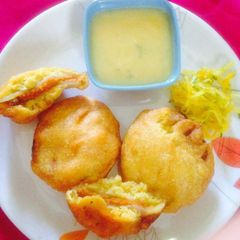 A picture of Garlicky potato pakoda.