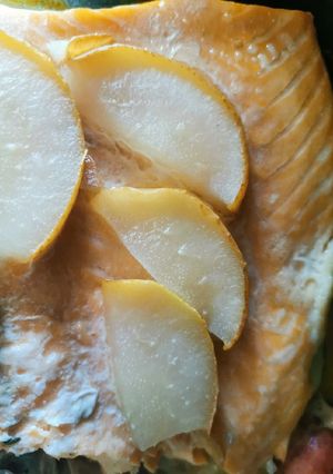 Una foto de Salmón al horno con pera y manzana verde