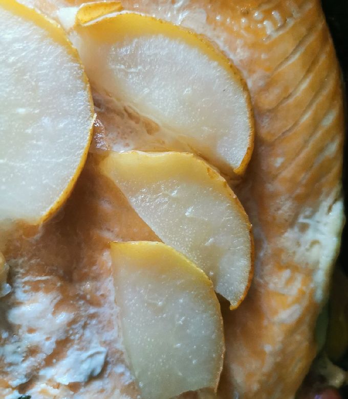 Una foto de Salmón al horno con pera y manzana verde