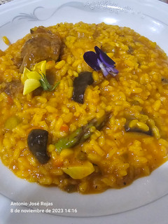 Una foto de Arroz meloso de llanegas negras, costillas 😋 y solomillo de cerdo