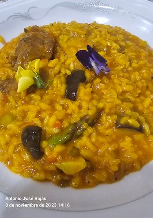 Una foto de Arroz meloso de llanegas negras, costillas 😋 y solomillo de cerdo