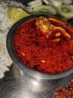 झणझणीत कोल्हापुरी तांबडा रस्सा (tambda rassa recipe in marathi) रेसिपी चे मुख्य फोटो
