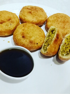 राजस्थानी खस्ता मूग डाळ कचोरी (moong dal kachori recipe in marathi) रेसिपी चे मुख्य फोटो