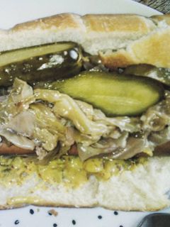 Una foto de Sándwich de chucrut y salchicha alemana