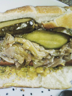 Una foto de Sándwich de chucrut y salchicha alemana