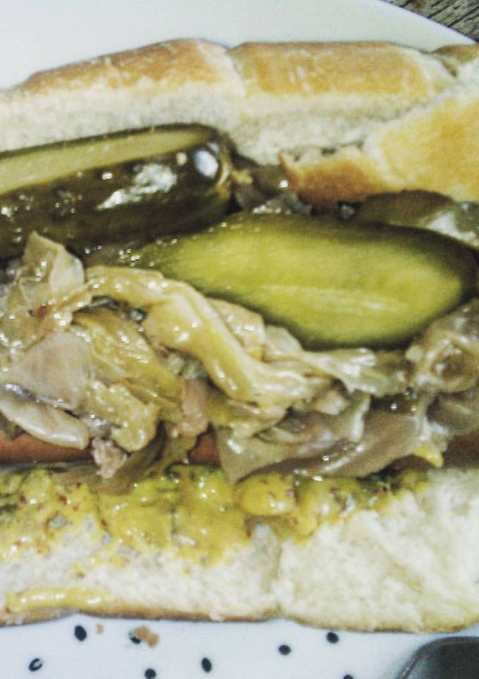 Una foto de Sándwich de chucrut y salchicha alemana