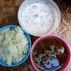 A picture of Boiled Rice with Palak ka Salan and Raita.
