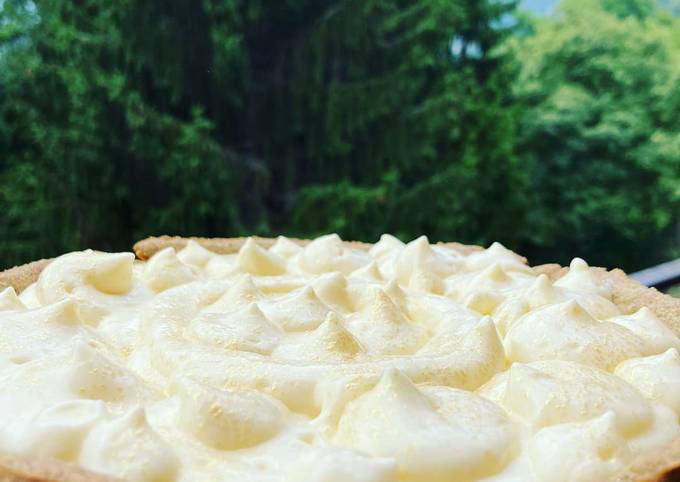 Crostata alla canapa con meringhe al mango