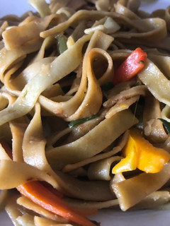 Una foto de Tallarines vegetales con verduras salteadas