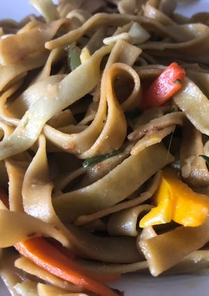 Una foto de Tallarines vegetales con verduras salteadas