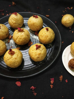 मावा लड्डू (Mawa ladoo recipe in Hindi) रेसिपी मुख्य फोटो