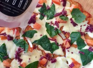 Una foto de Pizza al sartén 🍕 con menos culpa👍🏻😋😋🍃🌿🍴🍕🍕🍕🍕