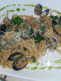 Spaghetti alle vongole con fave fresche e pecorino