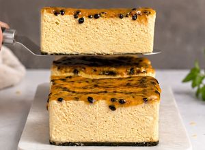 Una foto de Semifreddo de chocolate blanco y maracuyá