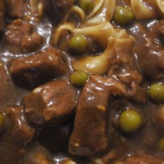 A picture of Beef and noodles with peas.