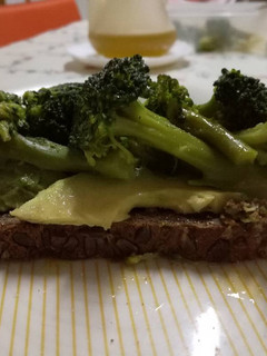 Una foto de Tosta de aguacate y brócoli
