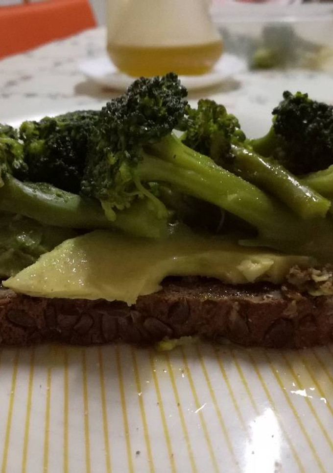 Una foto de Tosta de aguacate y brócoli