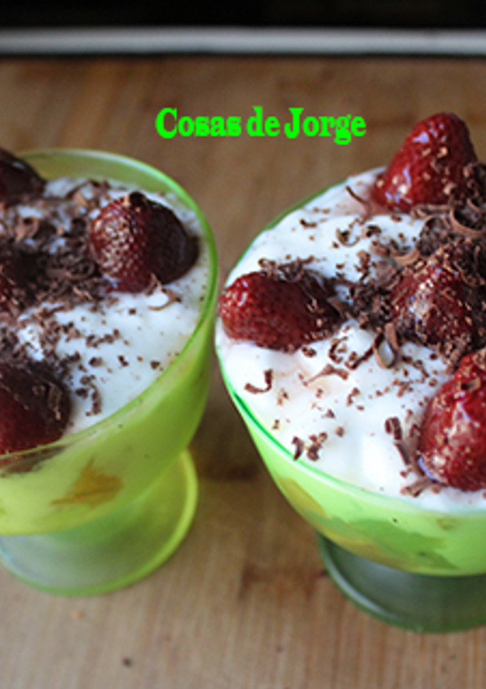 Una foto de Nectarinas, kiwi, fresas y yogurt griego