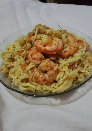Una foto de Fideos con langostinos y vieiras