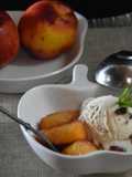 Pesche caramellate con gelato