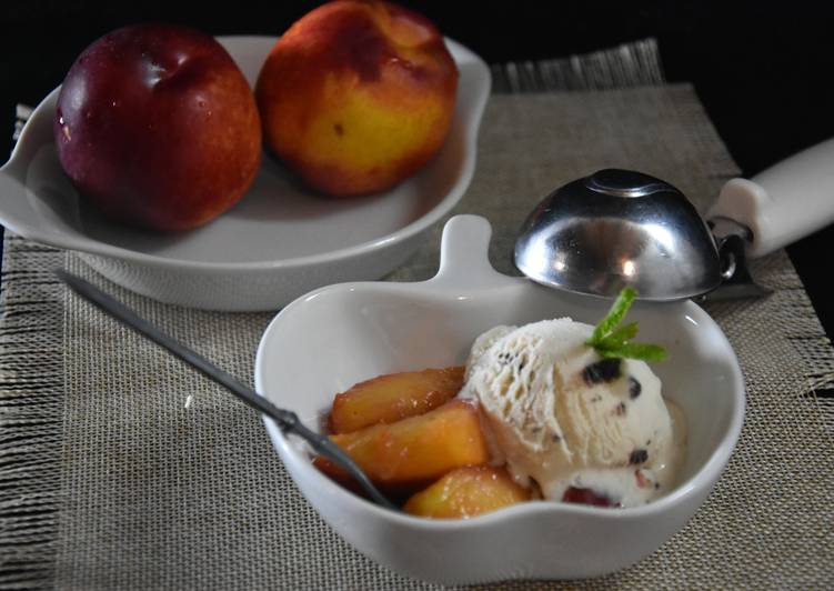 Pesche caramellate con gelato
