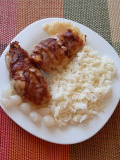 Baconbe tekert csirkemell sajttal töltve recept fotója