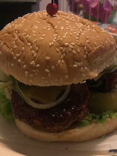 Una foto de Hamburguesa vegetariana con berenjenas caramelizadas