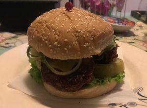 Una foto de Hamburguesa vegetariana con berenjenas caramelizadas