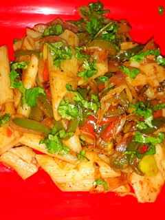 स्पाइसी सूजी पास्ता (SPICY SOOJI PASTA RECIPE IN HINDI) रेसिपी मुख्य फोटो