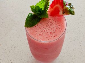 Hình của món Sinh Tố Chuối + Dâu Tây.