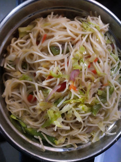 वेज नूडल्स (veg noodles recipe in Hindi) रेसिपी मुख्य फोटो