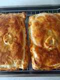 Empanada de bonito, huevo y alcaparras con masa de hojaldre