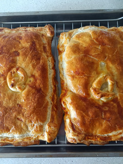 Una foto de Empanada de bonito, huevo y alcaparras con masa de hojaldre