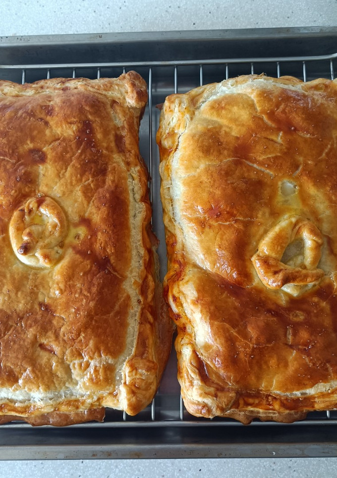 Una foto de Empanada de bonito, huevo y alcaparras con masa de hojaldre