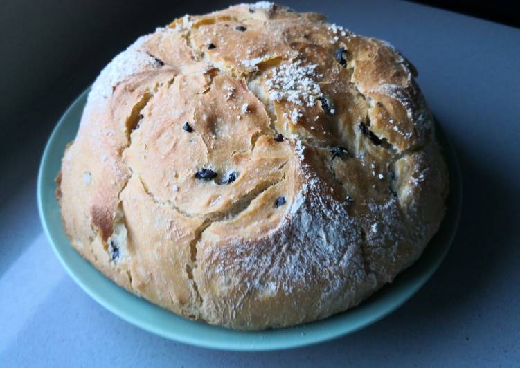 Pan rústico con aceitunas negras sin amasado
