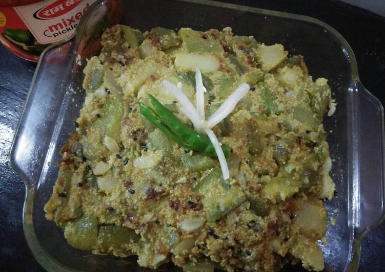 Recipe of Ultimate Ridge gourd with poppy seeds paste (jhingey aloo posto)