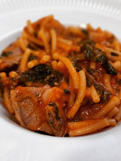 Una foto de Fideos a la cazuela con costillas y espinacas